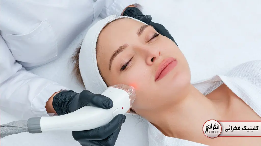 یک شخص در حال لیزر فوتونا افتادگی پلک